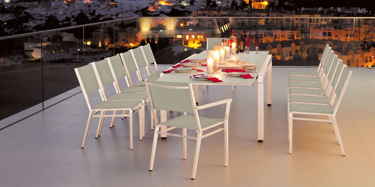 Barlow Tyrie Gartenmöbel - diese Gartenmöbel von Barlow Tyrie sind erhältlich bei Decoris Interior Design in Zürich mit Showroom am Bleicherweg - Innenarchitektur Zürich und Inneneinrichtung Zürich – Ihre Experten für Innenarchitektur, Planung, Bauleitung, Ausführung, Gestaltung