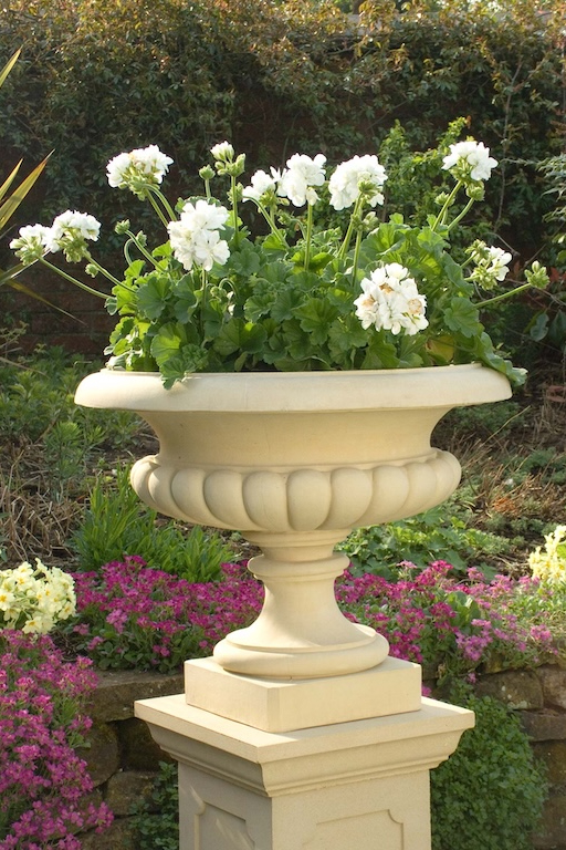 Haddonstone und Steinobjekte - Gartendekor – diese Steinobjekte von Haddonstone sind erhältlich bei Decoris Interior Design in Zürich mit Showroom am Bleicherweg - Innenarchitektur Zürich und Inneneinrichtung Zürich – Ihre Experten für Innenarchitektur, Planung, Bauleitung, Ausführung, Gestaltung