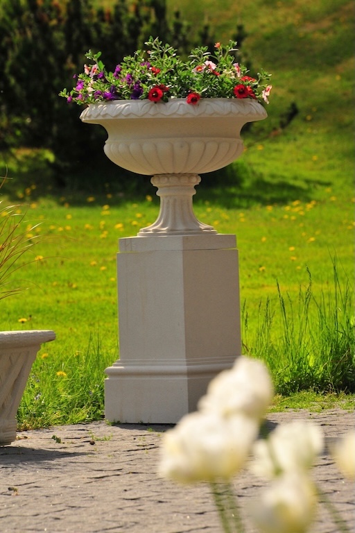 Haddonstone und Steinobjekte - Gartendekor – diese Steinobjekte von Haddonstone sind erhältlich bei Decoris Interior Design in Zürich mit Showroom am Bleicherweg - Innenarchitektur Zürich und Inneneinrichtung Zürich – Ihre Experten für Innenarchitektur, Planung, Bauleitung, Ausführung, Gestaltung